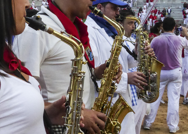Un grupo de saxofonistas, en la plaza. 
