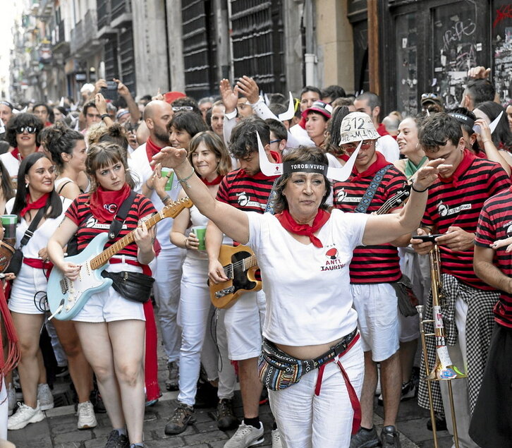 La kalejira antitaurina recorrió las calles de lo viejo con la elektrotxaranga.