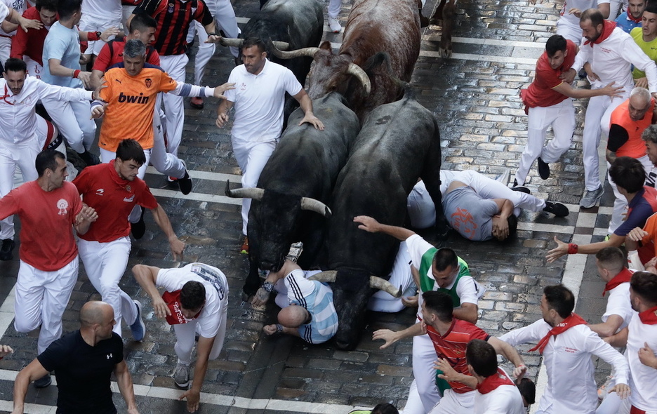 Toros y mozos, por los suelos. Toros y mozos, por los suelos.