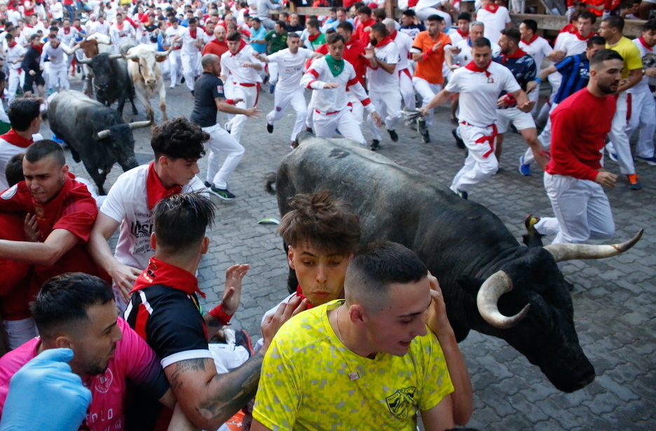 Barriendo el callejón. Barriendo el callejón.