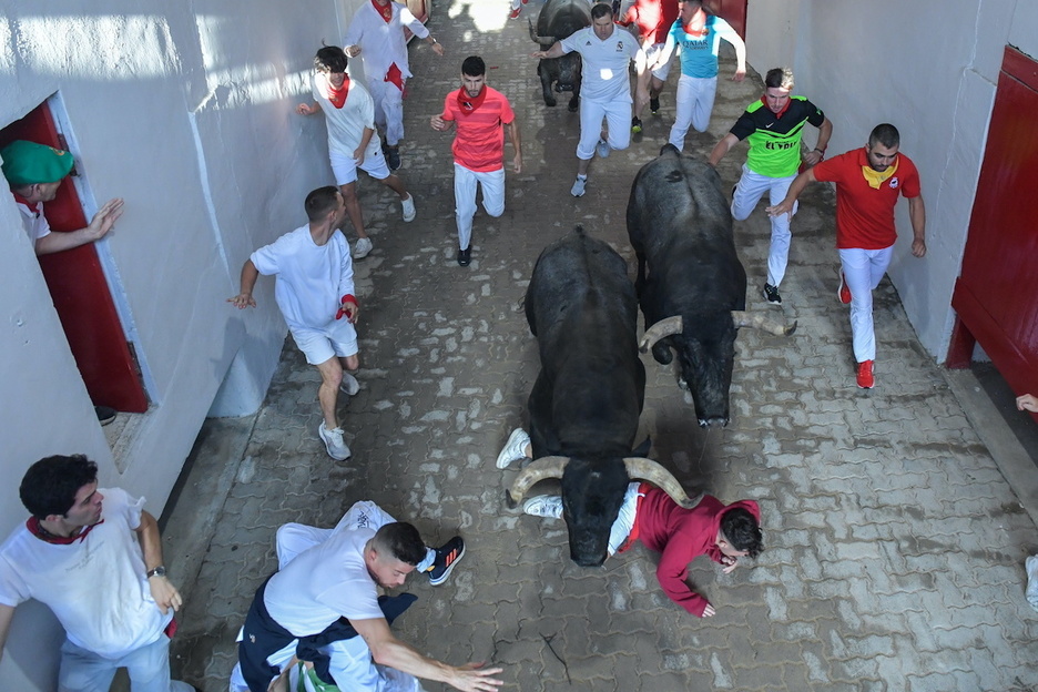 Imposible seguir el ritmo de los toros; al suelo. Imposible seguir el ritmo de los toros; al suelo.