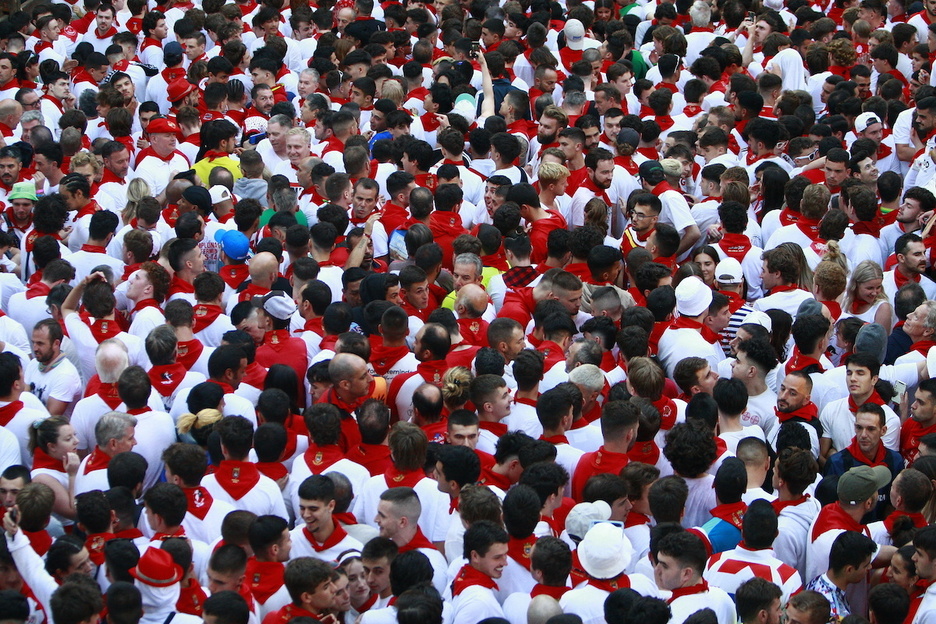 El gentío en la Plaza del Ayuntamiento, antes de la carrera. El gentío en la Plaza del Ayuntamiento, antes de la carrera.