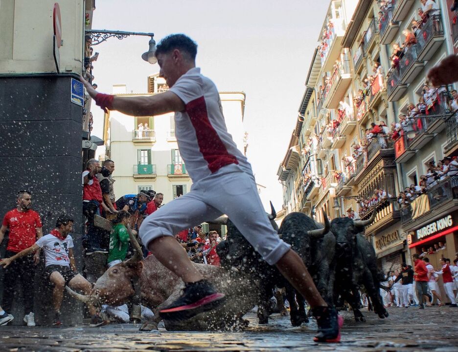 Escena para enmarcar en la curva de Estafeta. Escena para enmarcar en la curva de Estafeta.