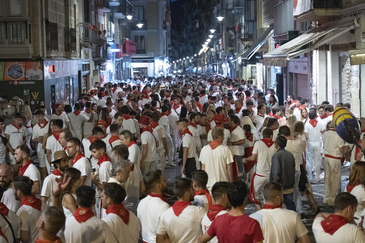 Ambiente en las calles de Iruñea durante la pasada noche sanferminera.