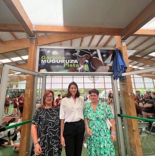 Garbiñe Muguruza posa a la entrada de las instalaciones del club de tenis de Azkoitia.