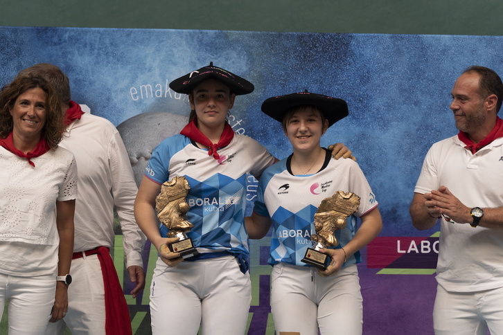 Gaminde, ezkerrean, eta Zabaleta, eskubian, txapelak jantzita garaipena ospatzen.