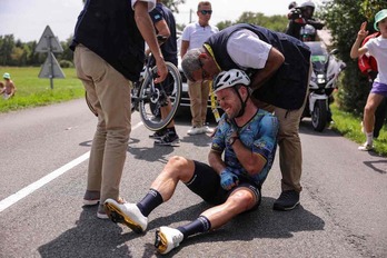 Mark Cavendish ha sufrido una aparatosa caída en la octava etapa del Tour, a falta de 60 kilómetros para la meta 