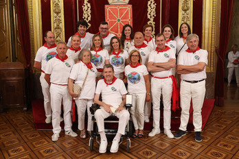 El galardonado Juan Carlos Unzué posa junto a su familia.