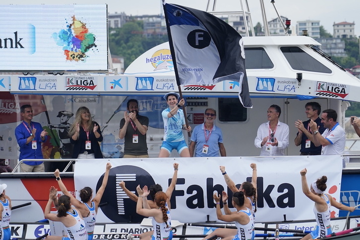 Nerea Perez Donostiarrako patroia bandera astintzen.