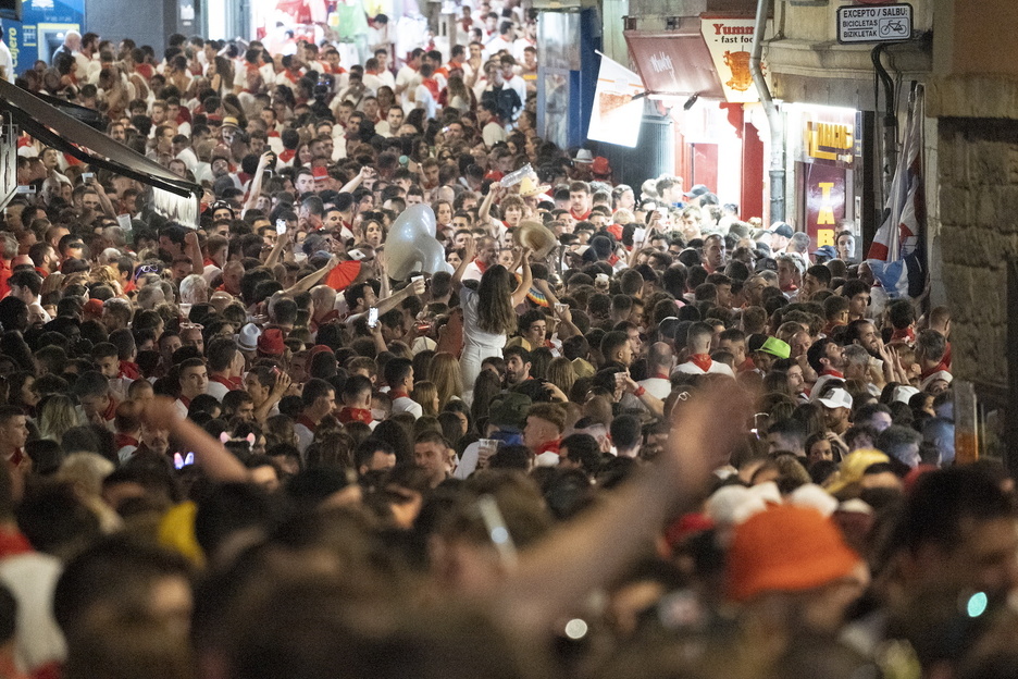 De día y de noche, calles llenas en Alde Zaharra.