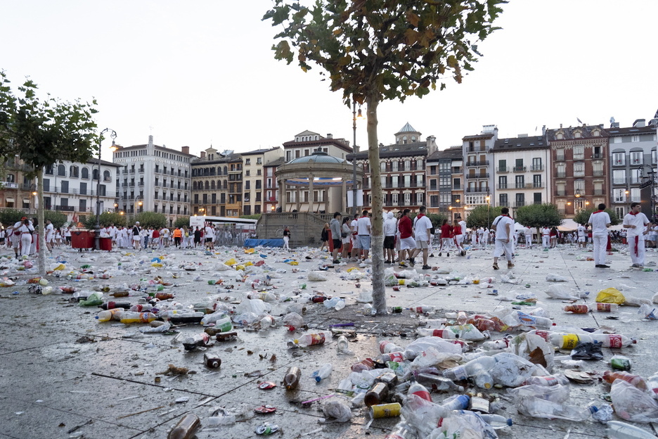 Al amanecer hay un relevo entre los que llegan y los que se van.