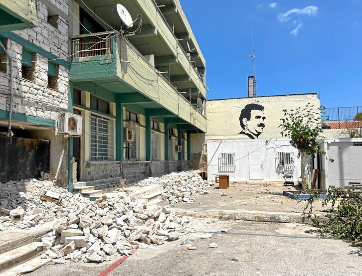 Rostro de Abdullah Ocalan en el clausurado campo de refugiados de Lavrio.
