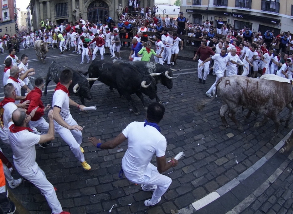 La manada pasa por el Ayuntamiento, todavía hermanada. La manada pasa por el Ayuntamiento, todavía hermanada.