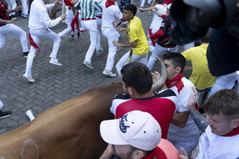 Golpe en la cara, pero sin cornada, en Telefónica.