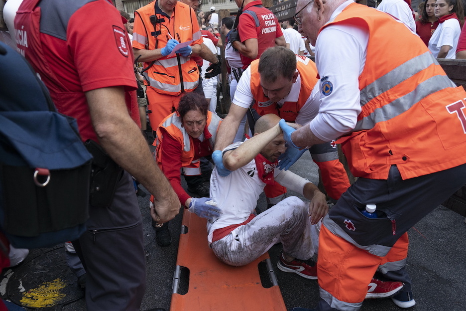 El corredor herido en el brazo, que ha sido vendado rápidamente. El corredor herido en el brazo, que ha sido vendado rápidamente.