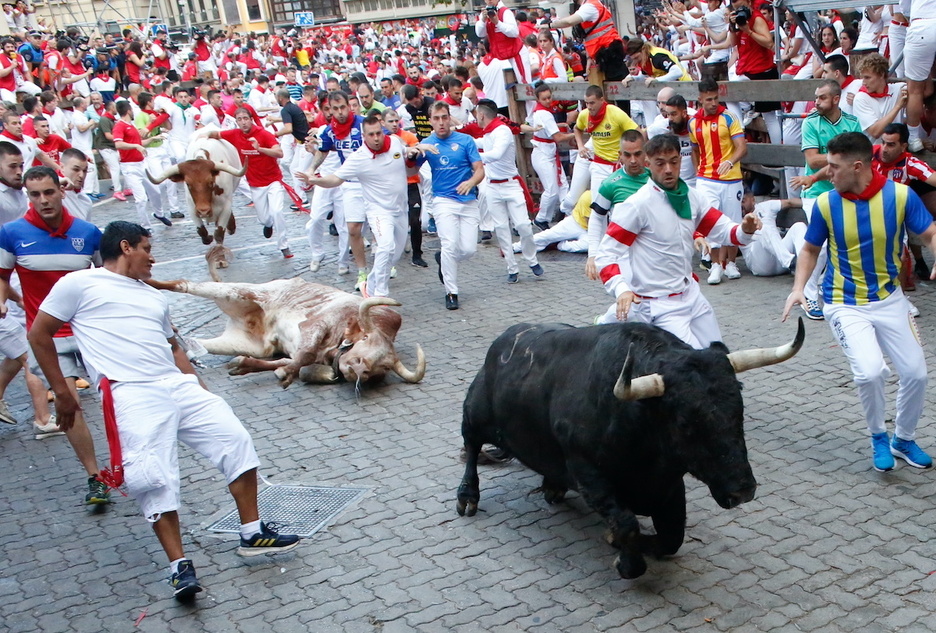 Festival de caídas en el callejón, con un mozo y dos toros resbalando a la vez. Festival de caídas en el callejón, con un mozo y dos toros resbalando a la vez.