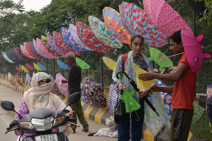 Un vendedor de sombrillas en Amritsar