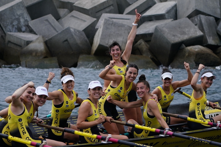 Orioko eskifaia, erdian Nadeth Agirre patroia dela, garaipena ospatzen, Zierbenan.