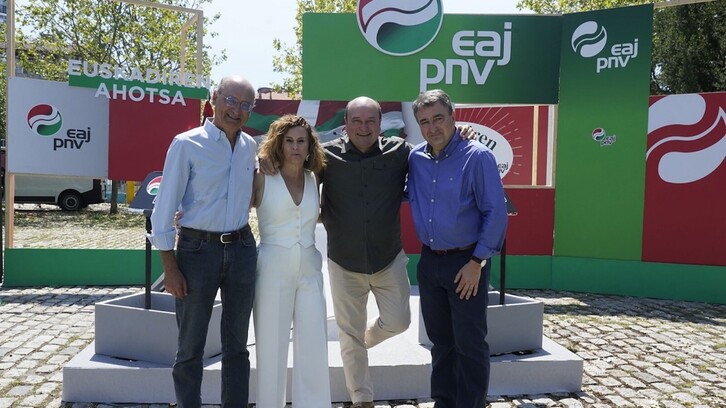 Andoni Ortuzar, junto a los candidatos Mikel Legarda, Almudena Otaola y Aitor Esteban.