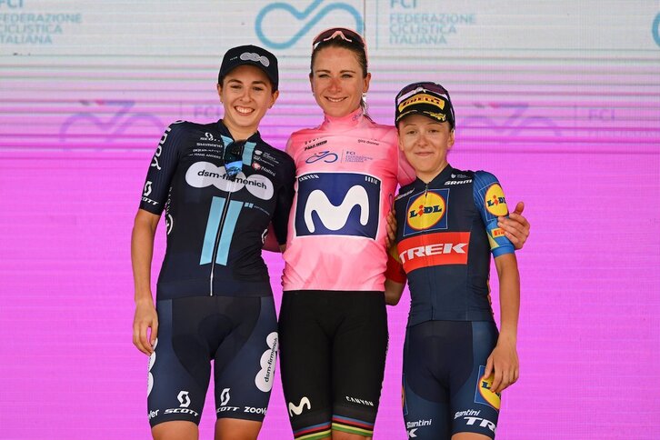 El podium del Giro 2023: Van Vleuten, en el centro, con la maglia rosa; Juliette Labous, a la izquierda, y Gaia Realini, a la derecha.  
