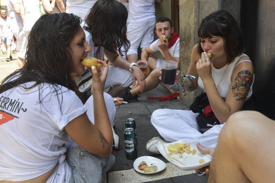 Asfalto a falta de mesa. Asfalto a falta de mesa.