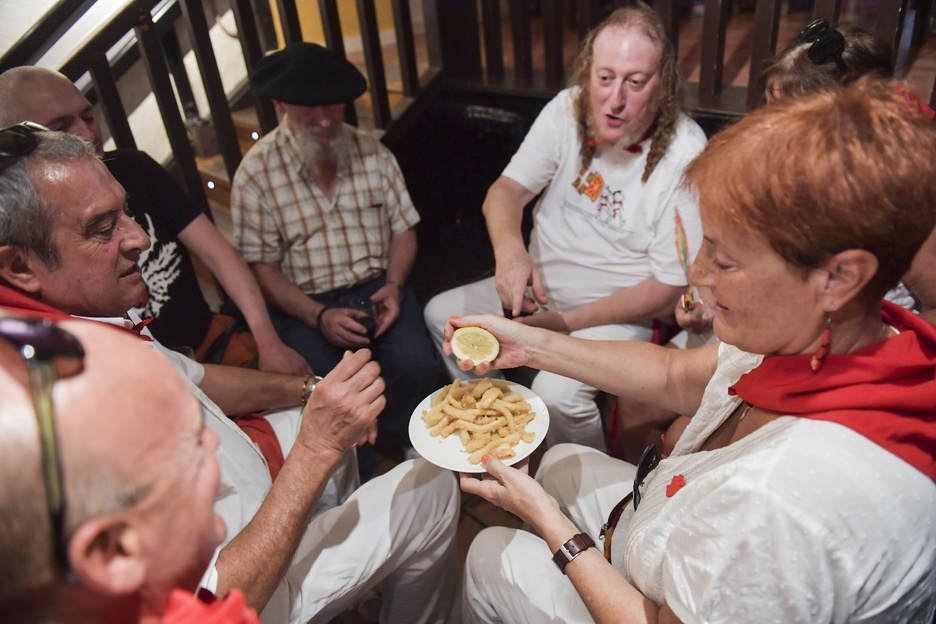 Unas rabas a mediodía, bien regadas de limón. Unas rabas a mediodía, bien regadas de limón.
