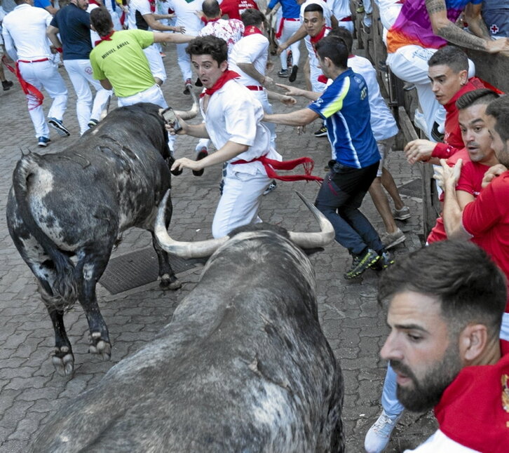 El asta de un toro de Cebada Gago impacta contra la cara de un corredor, en el que fue el encierro más peligroso hasta la fecha.