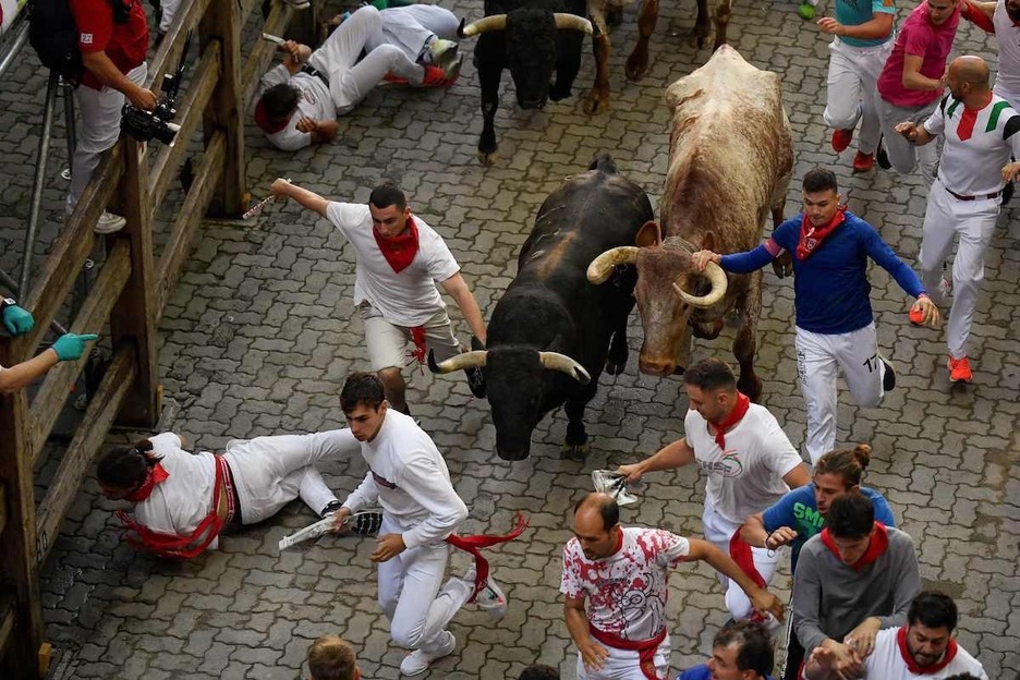 Vertiginosa entrada a la Plaza, con los toros en fila de a uno.