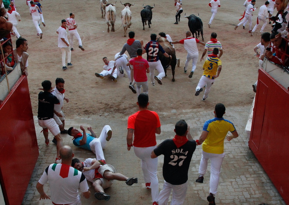 Corredor y mozo chocan ligeramente en la entrada al ruedo.