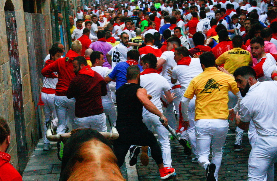 La manada enfila Estafeta antes de las dos embestidas consecutivas.