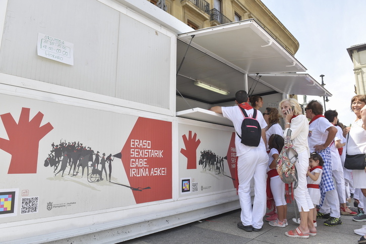 Punto de información sobre las agresiones sexistas instalado en Iruñea.