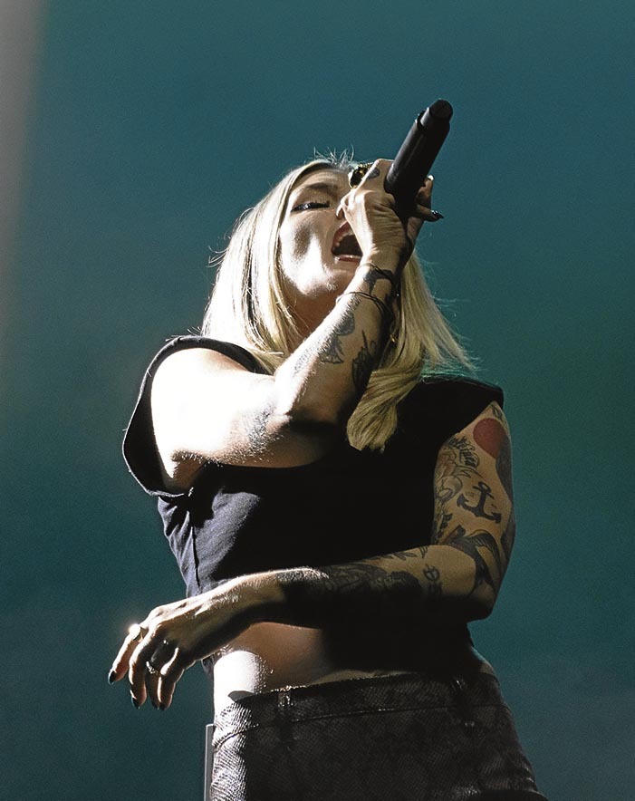 La Furia, en la imagen durante una actuación en Donostia. La rapera navarra destaca la enorme influencia que esta discográfica y su manera de hacer las cosas han tenido en muchos de los grupos del país. Jagoba Manterola | FOKU