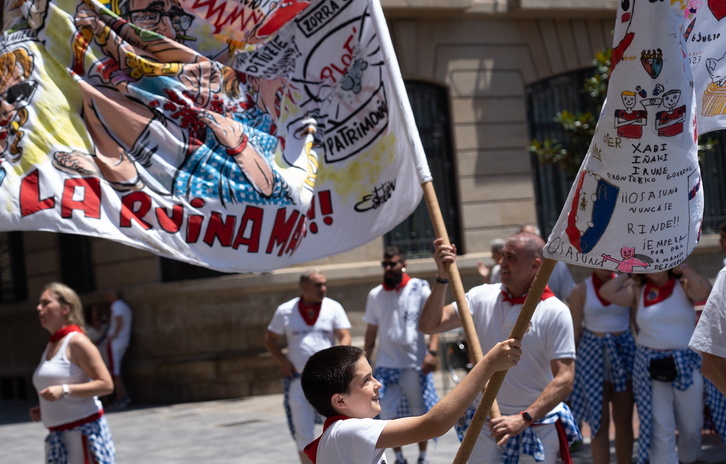 Un mozo peña en proyecto, con otro ya en plenas facultades al fondo.