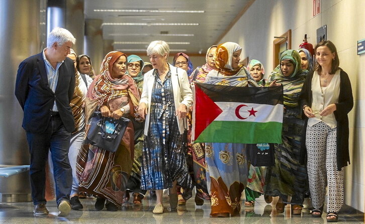Emakundeko zuzendari Miren Elgarrestak egin zion harrera, Gasteizen, Saharako emakumeen delegazioari.
