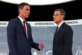 Pedro Sánchez y Alberto Núñez Feijóo, antes de comenzar el debate.
