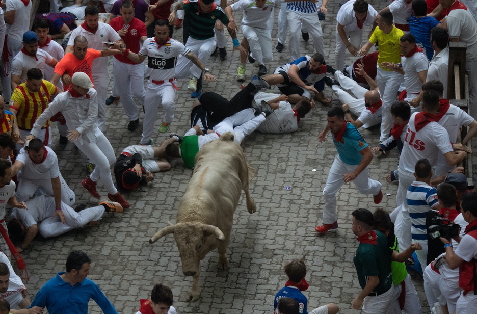 El toro jabonero se acerca al callejón.