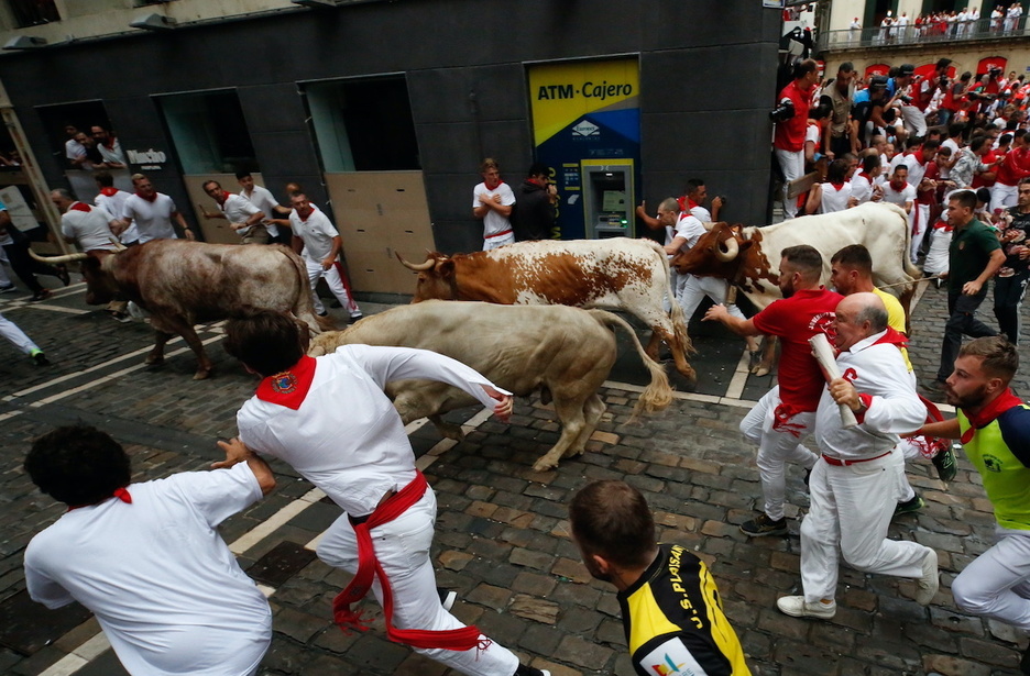 Los cabestros apuran por dentro la curva de Mercaderes.