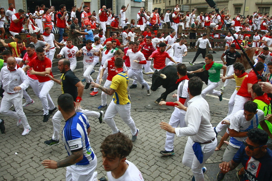 Un toro negro toma la curva de Telefónica.