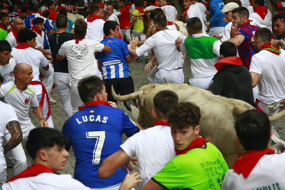 Rodeado de mozos, el toro jabonero recorre el último tramo.