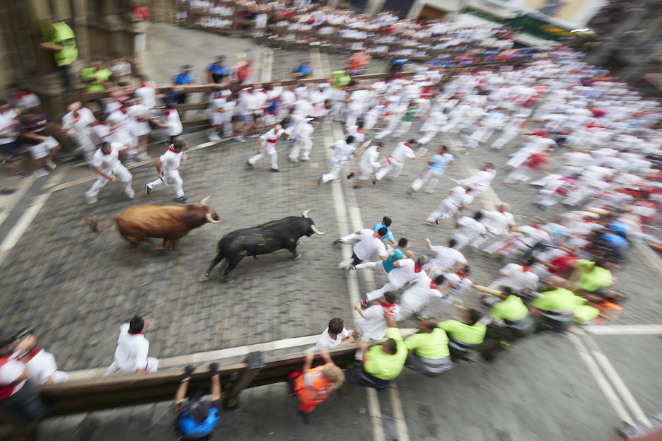 Farfonillo y Pesadillo cruzan la plaza Consistorial muy por delante de sus compañeros.
