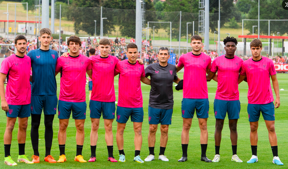 Valverde con los siete canteranos y dos fichajes que han iniciado la pretemporada. (@AthleticClub) Valverde con los siete canteranos y dos fichajes que han iniciado la pretemporada. (@AthleticClub)