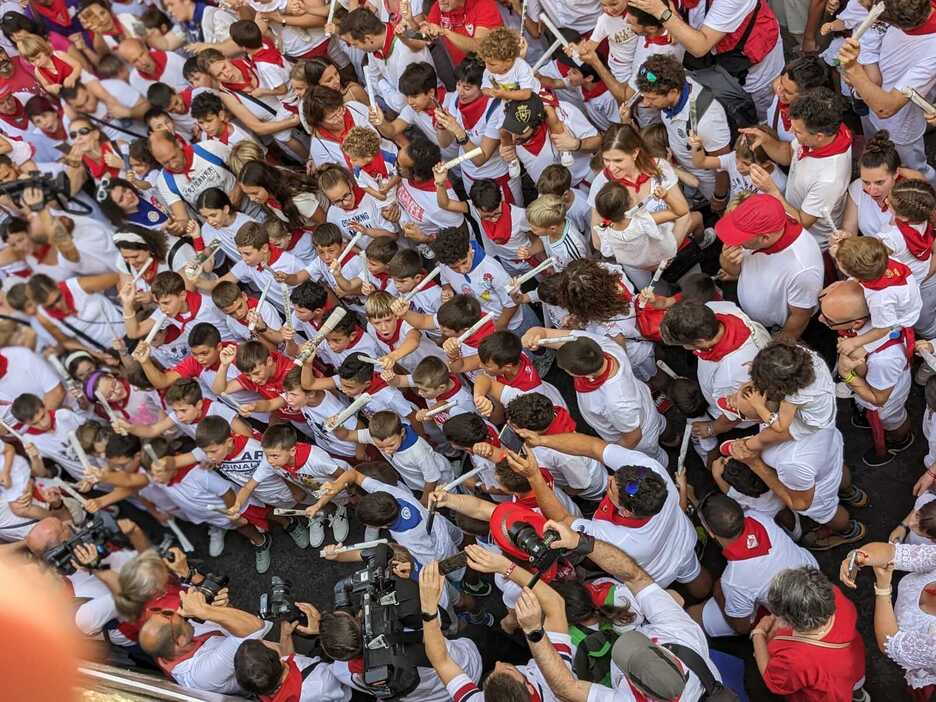 Los txikis cantando al santo con sus periódicos.