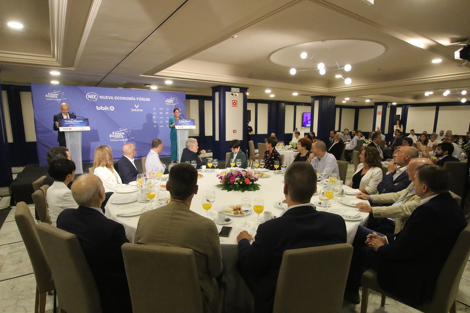Representantes institucionales atienden a Mertxe Aizpurua en el debate de Nueva Economía Fórum. (Oskar MATXIN/FOKU) Representantes institucionales atienden a Mertxe Aizpurua en el debate de Nueva Economía Fórum. (Oskar MATXIN/FOKU)