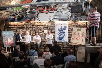 Baionako Besten egitaraua aurkezteko agerraldia.