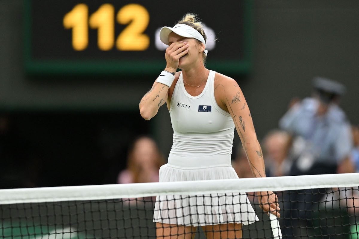 Vondrousova, feliz y emocionada tras superar a Jessica Pegula. (Glyn KIRK/AFP)