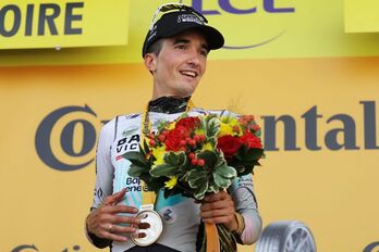 Pello Bilbao, feliz en el podio tras vencer en la décima etapa del Tour.