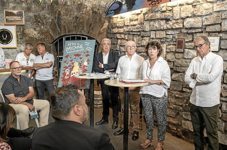 Haiz’Egoa peñak Espainiako Atean duen egoitzan aurkeztu zuten, atzo, besten egitaraua.