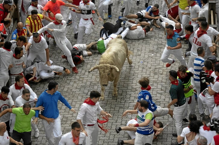 El toro albo generando una onda de terror a su alrededor.