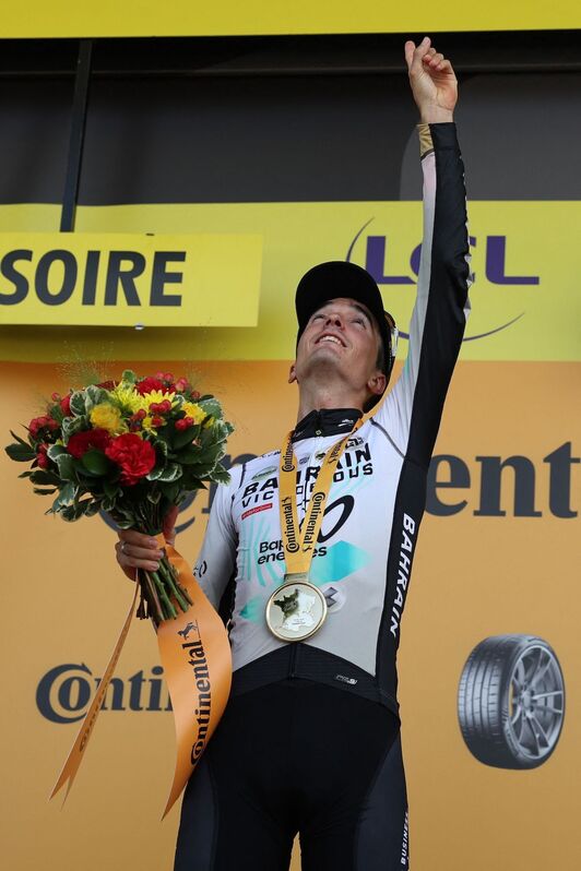 Pello Bilbao señaló con el dedo al cielo en el podio para dedicar a Gino Mäder la victoria.