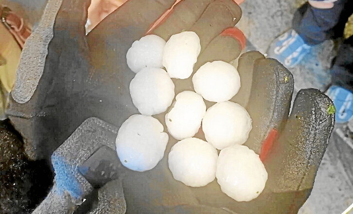 Imagen del tamaño del granizo caído el jueves en Araba.